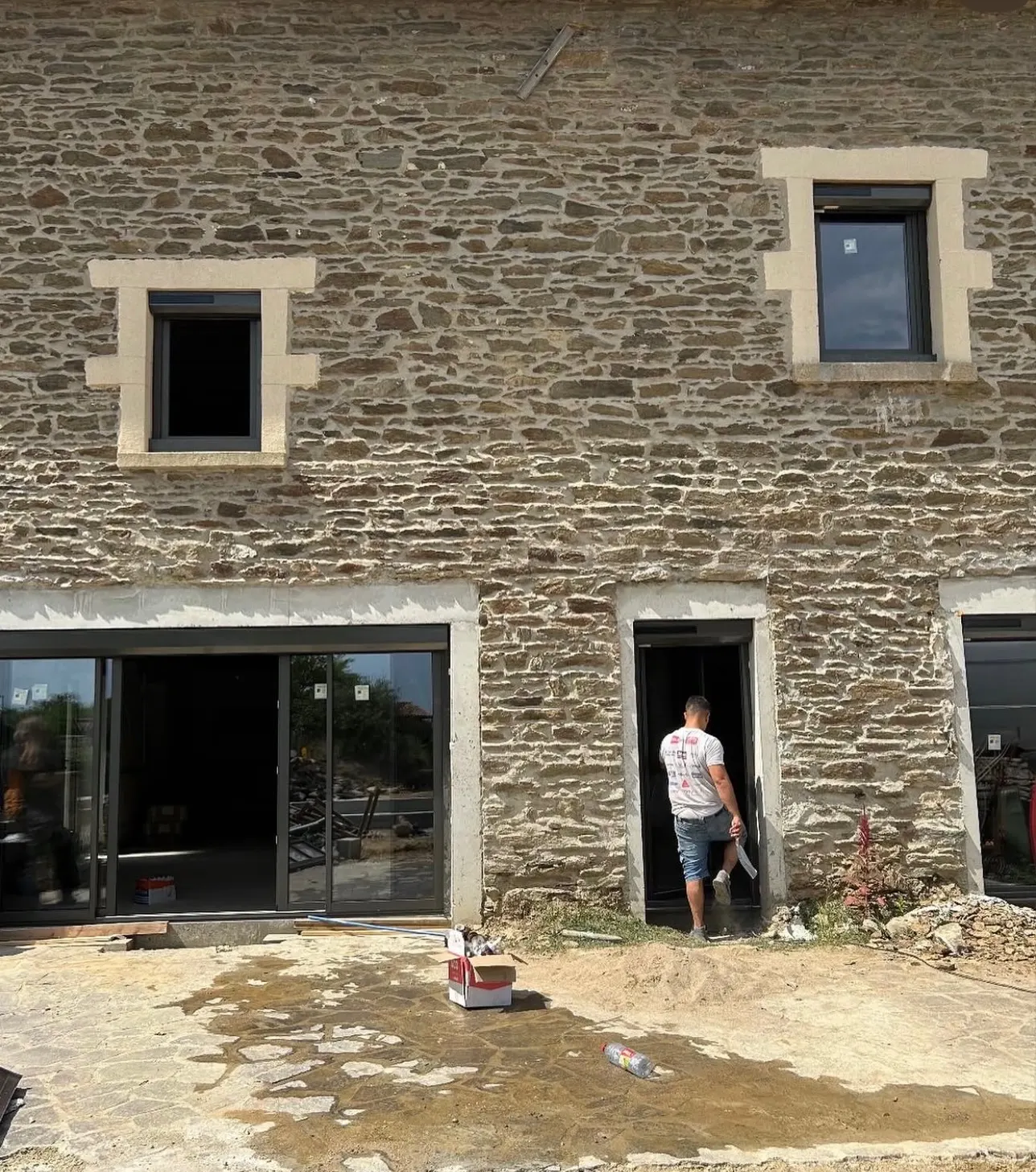Avant : Rénovation complète d'une maison en pierre : menuiseries alu, porte et volets roulants solaires